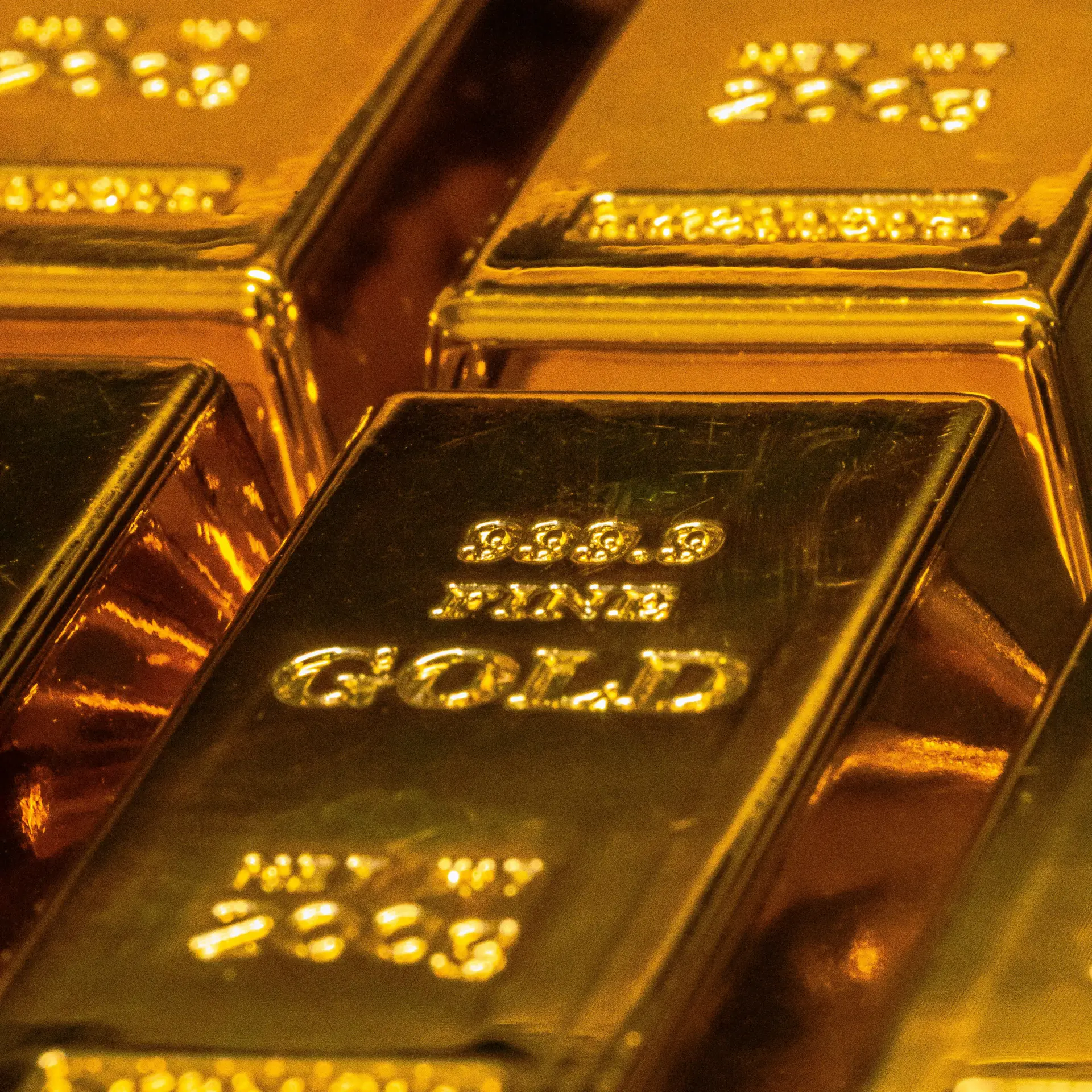 Gold Prices Dip Amid Global Economic Uncertainty and Stronger Dollar